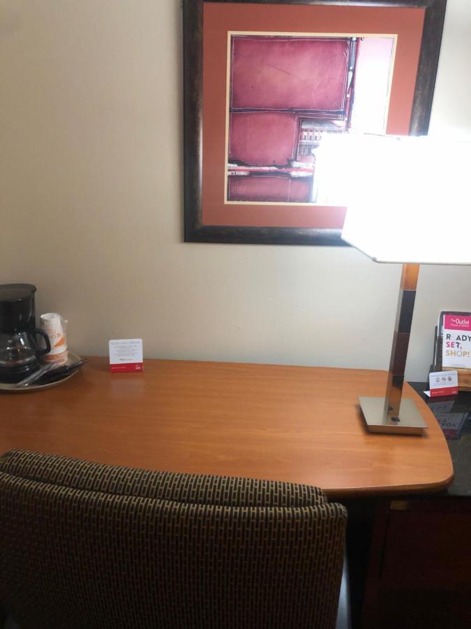 Econo Lodge Lake Mills Buitenkant foto