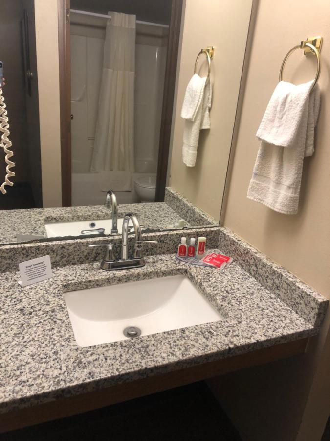 Econo Lodge Lake Mills Buitenkant foto