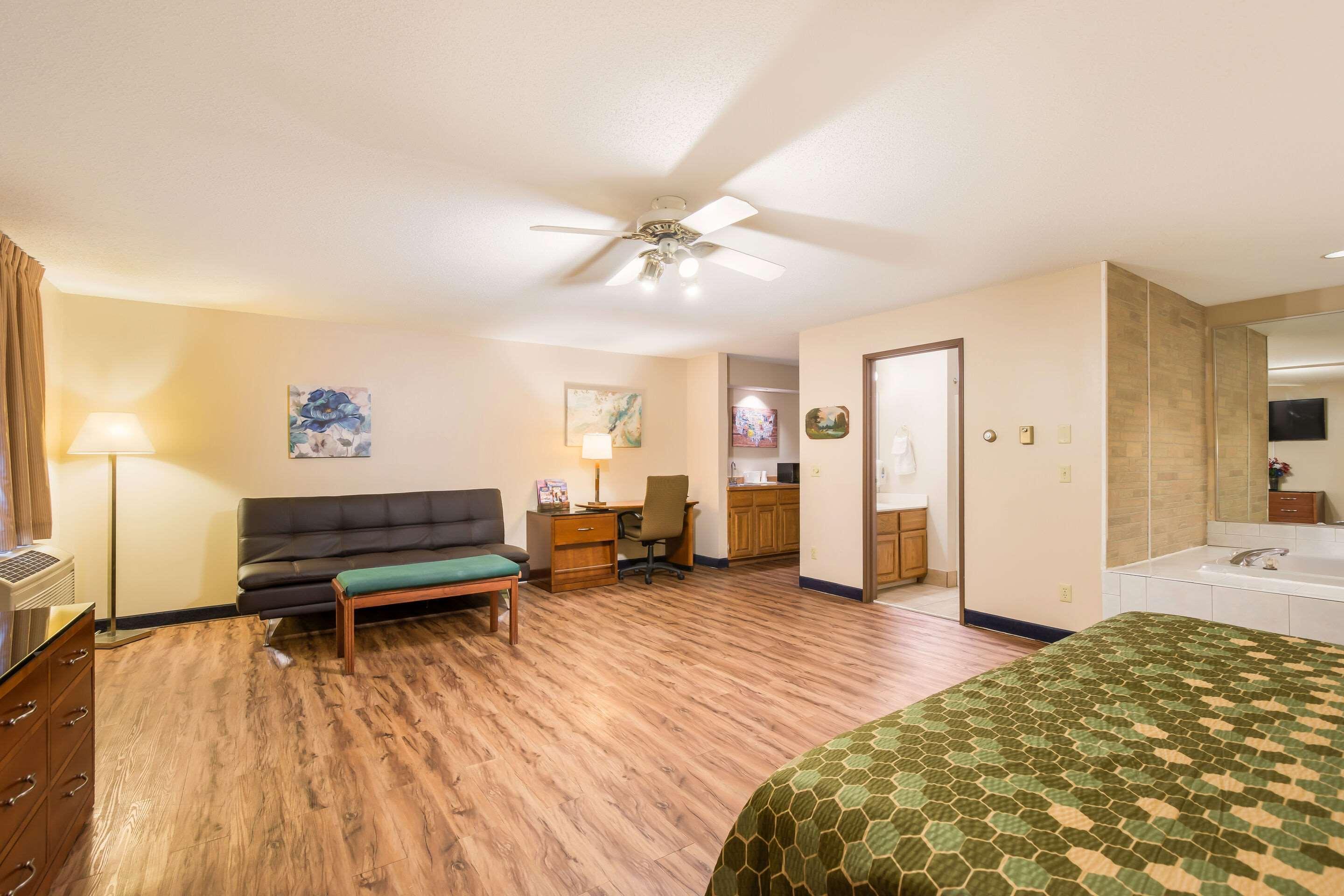 Econo Lodge Lake Mills Buitenkant foto