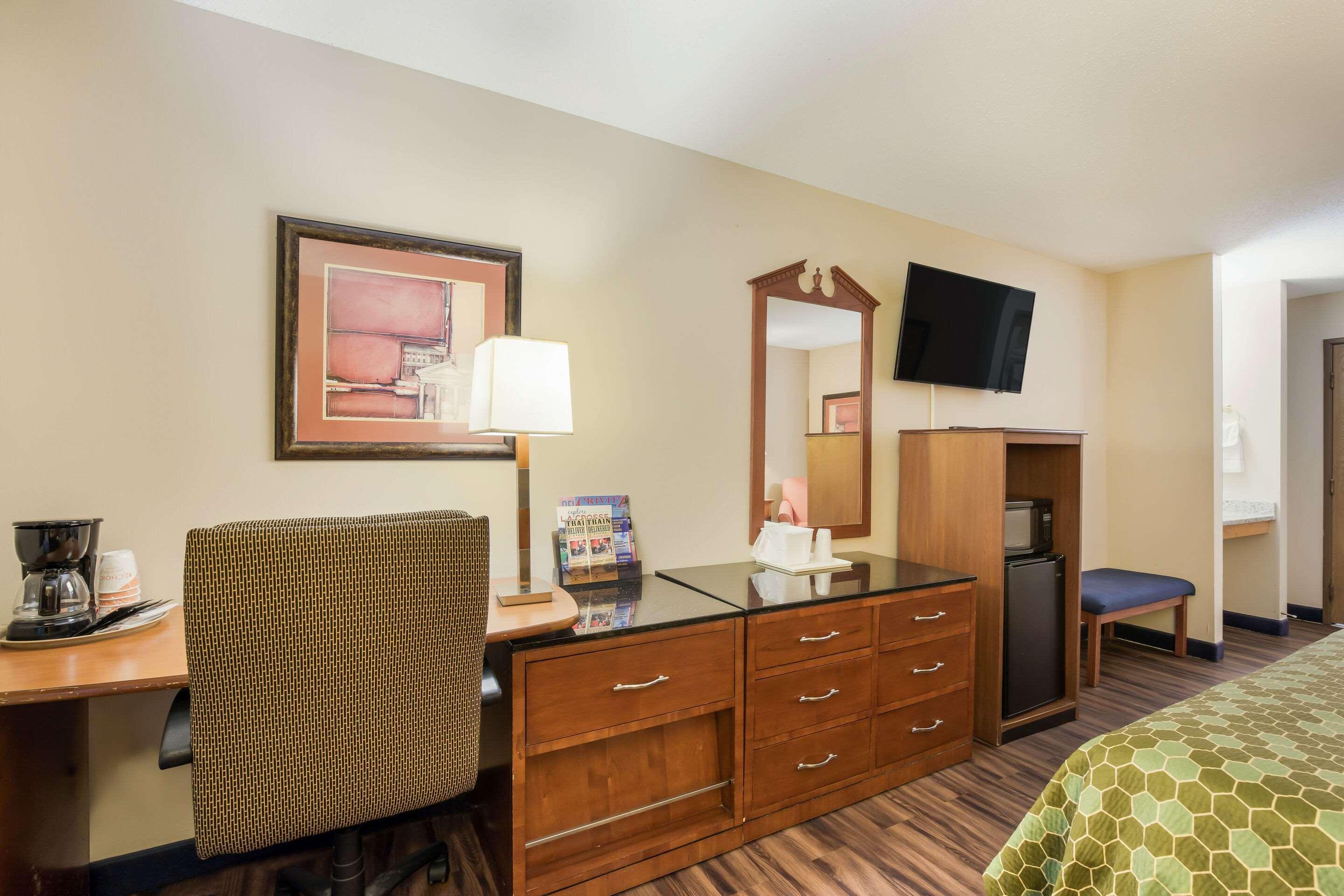 Econo Lodge Lake Mills Buitenkant foto