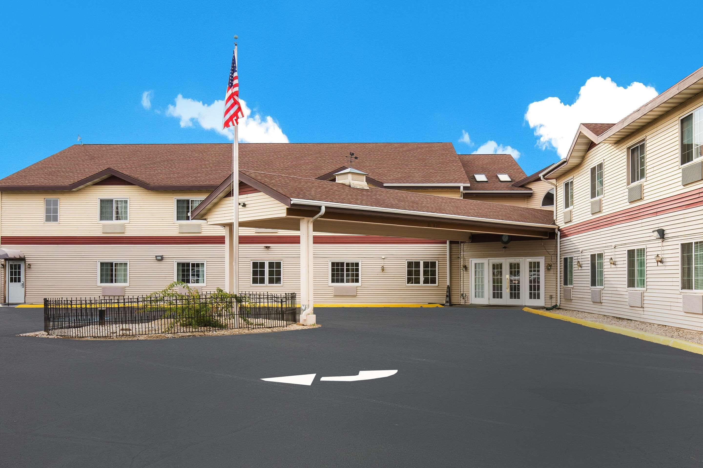 Econo Lodge Lake Mills Buitenkant foto