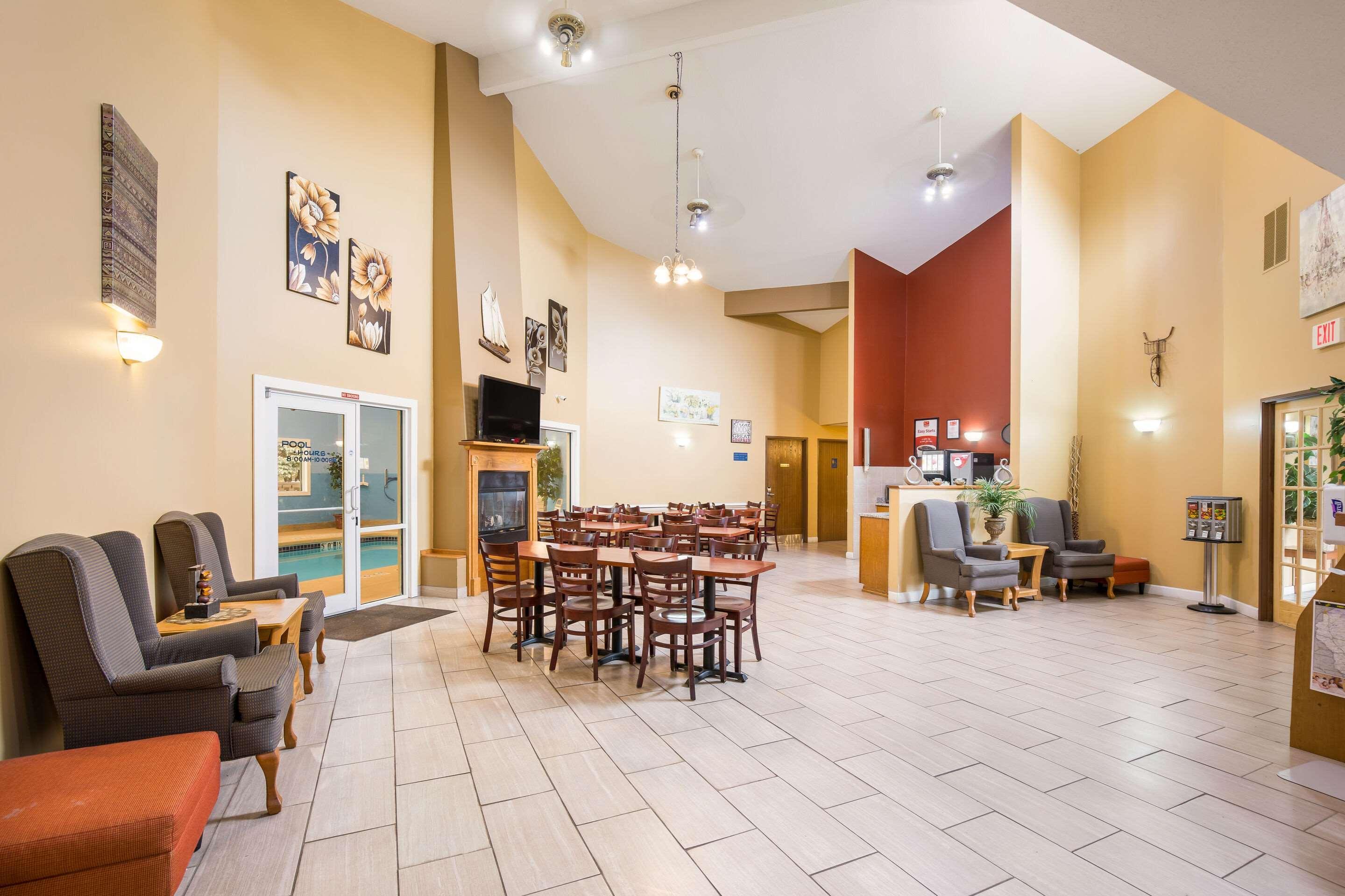 Econo Lodge Lake Mills Buitenkant foto
