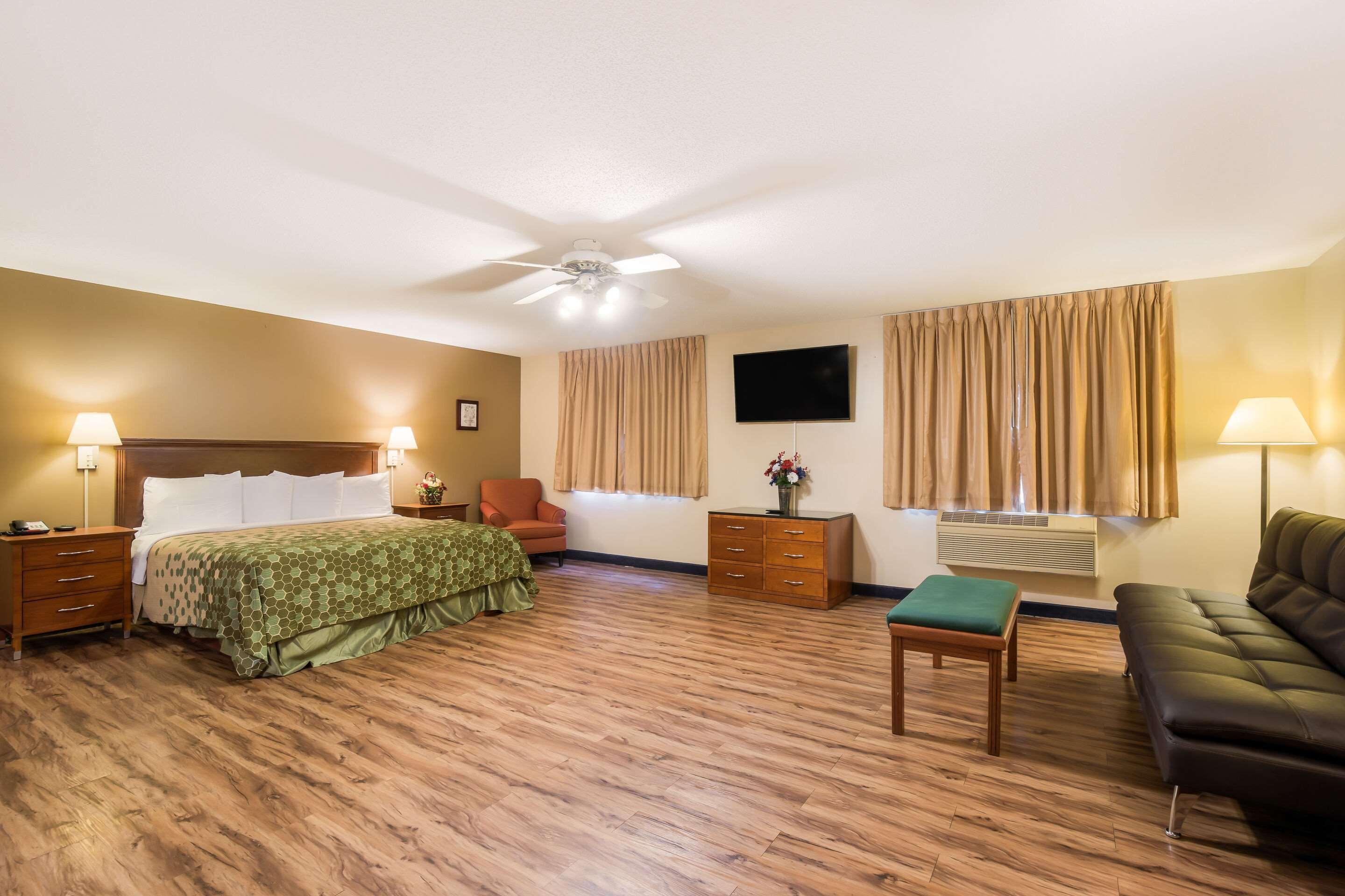 Econo Lodge Lake Mills Buitenkant foto