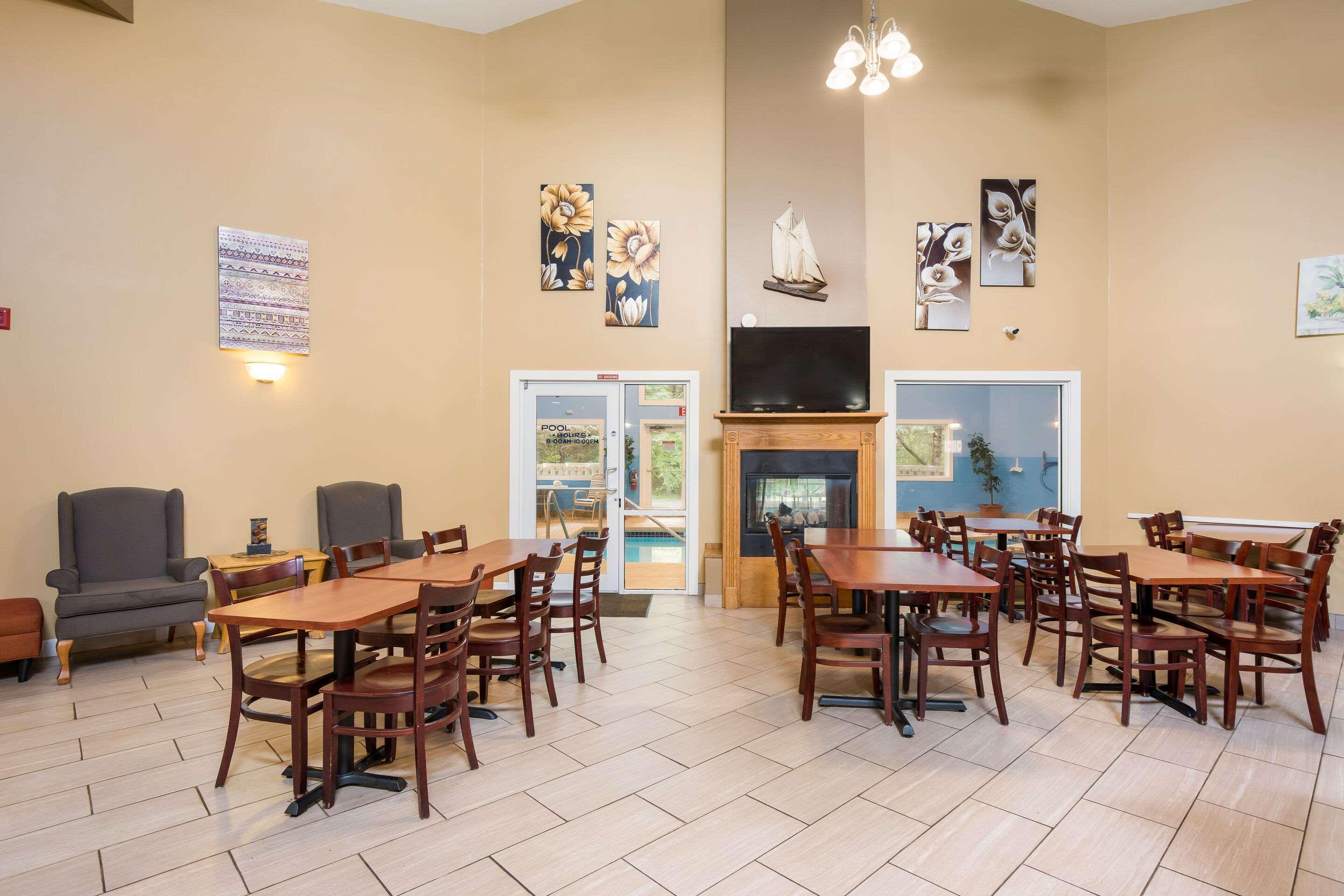 Econo Lodge Lake Mills Buitenkant foto