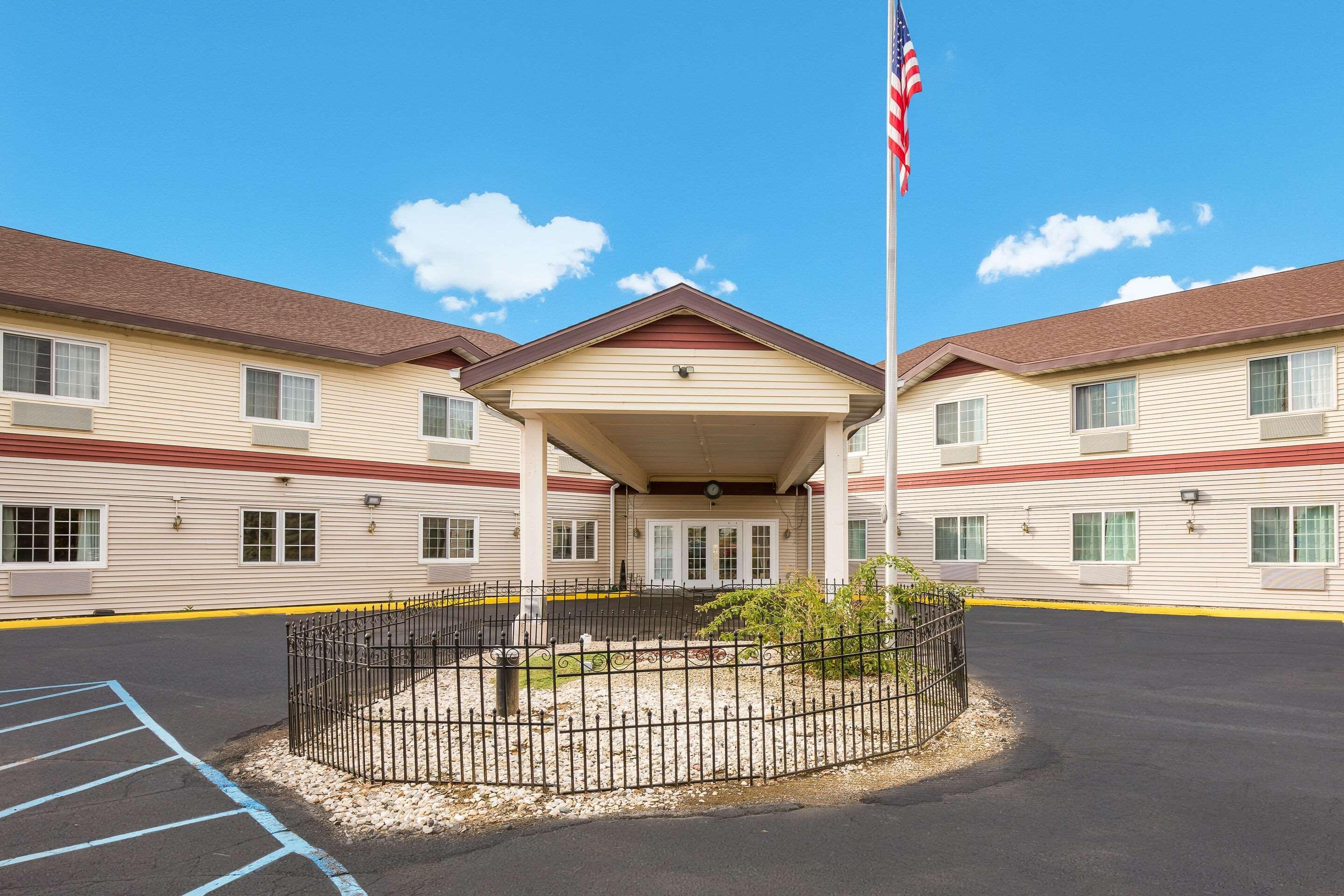 Econo Lodge Lake Mills Buitenkant foto