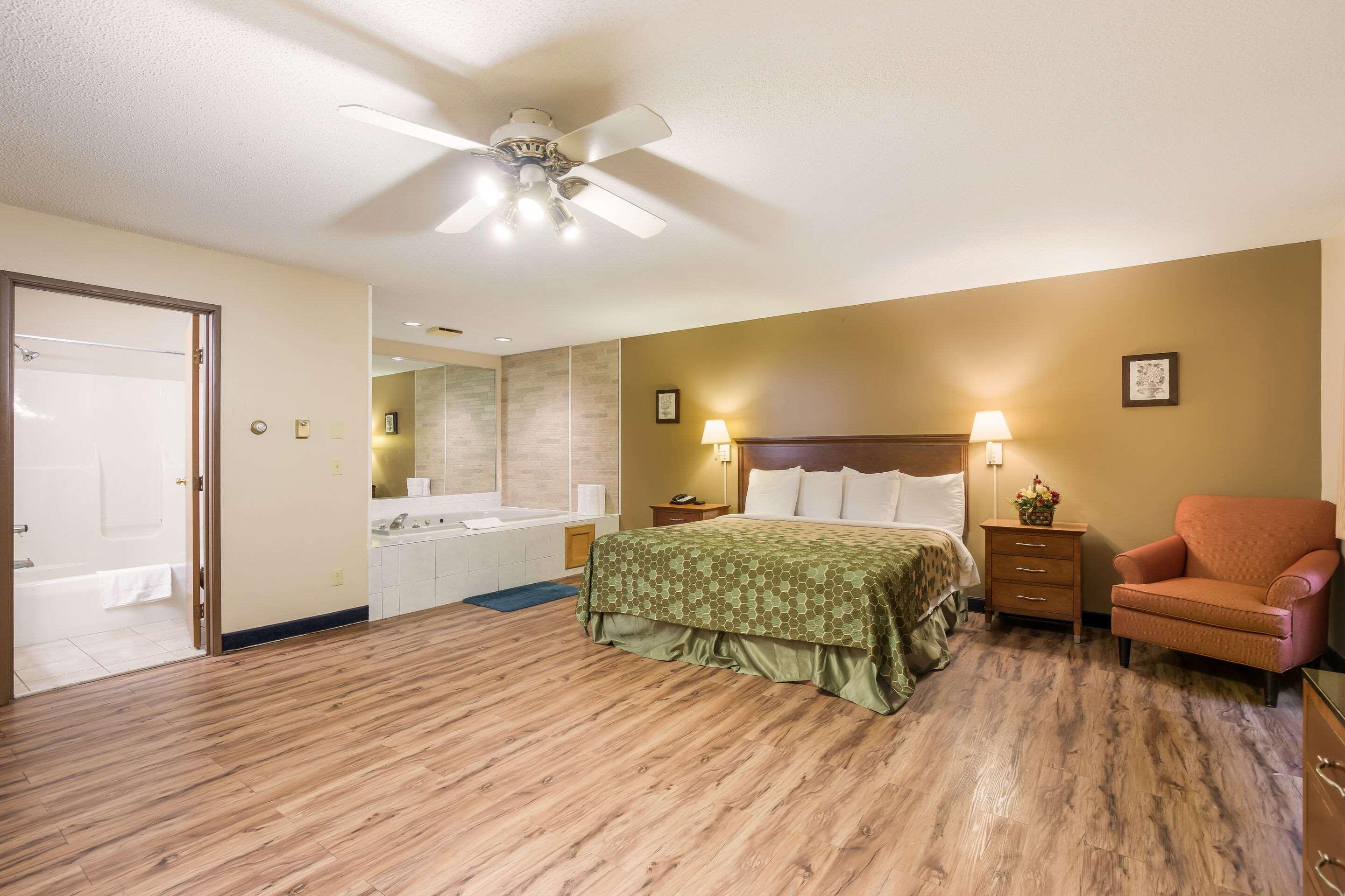 Econo Lodge Lake Mills Buitenkant foto