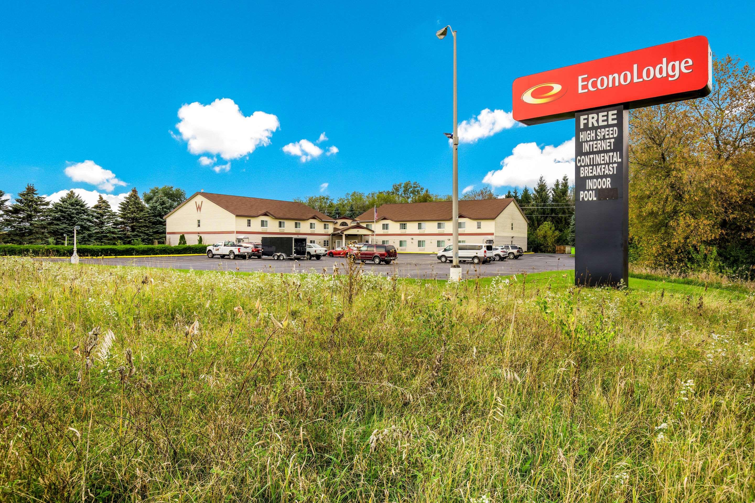 Econo Lodge Lake Mills Buitenkant foto