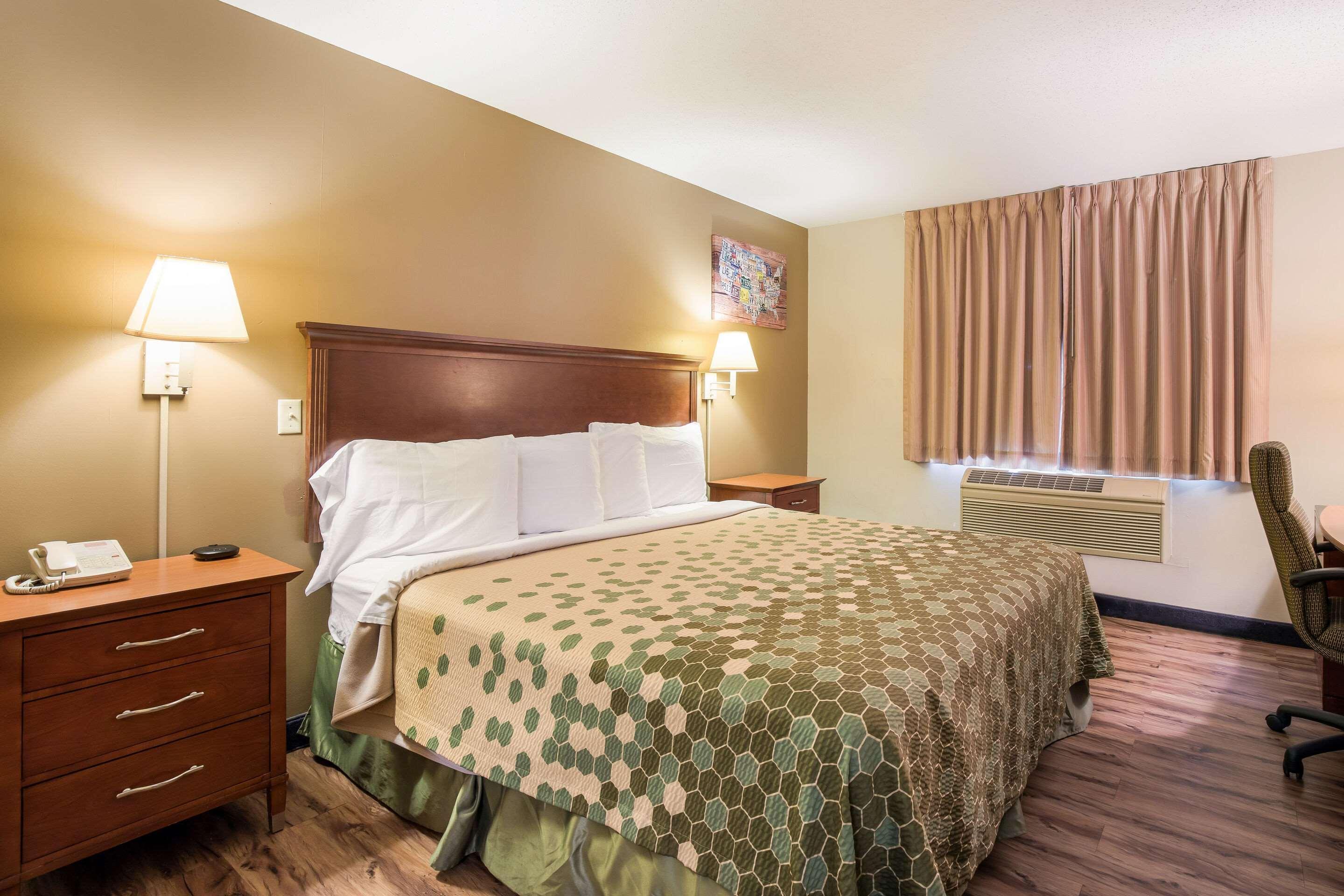 Econo Lodge Lake Mills Buitenkant foto