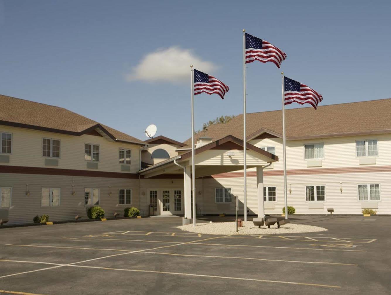 Econo Lodge Lake Mills Buitenkant foto