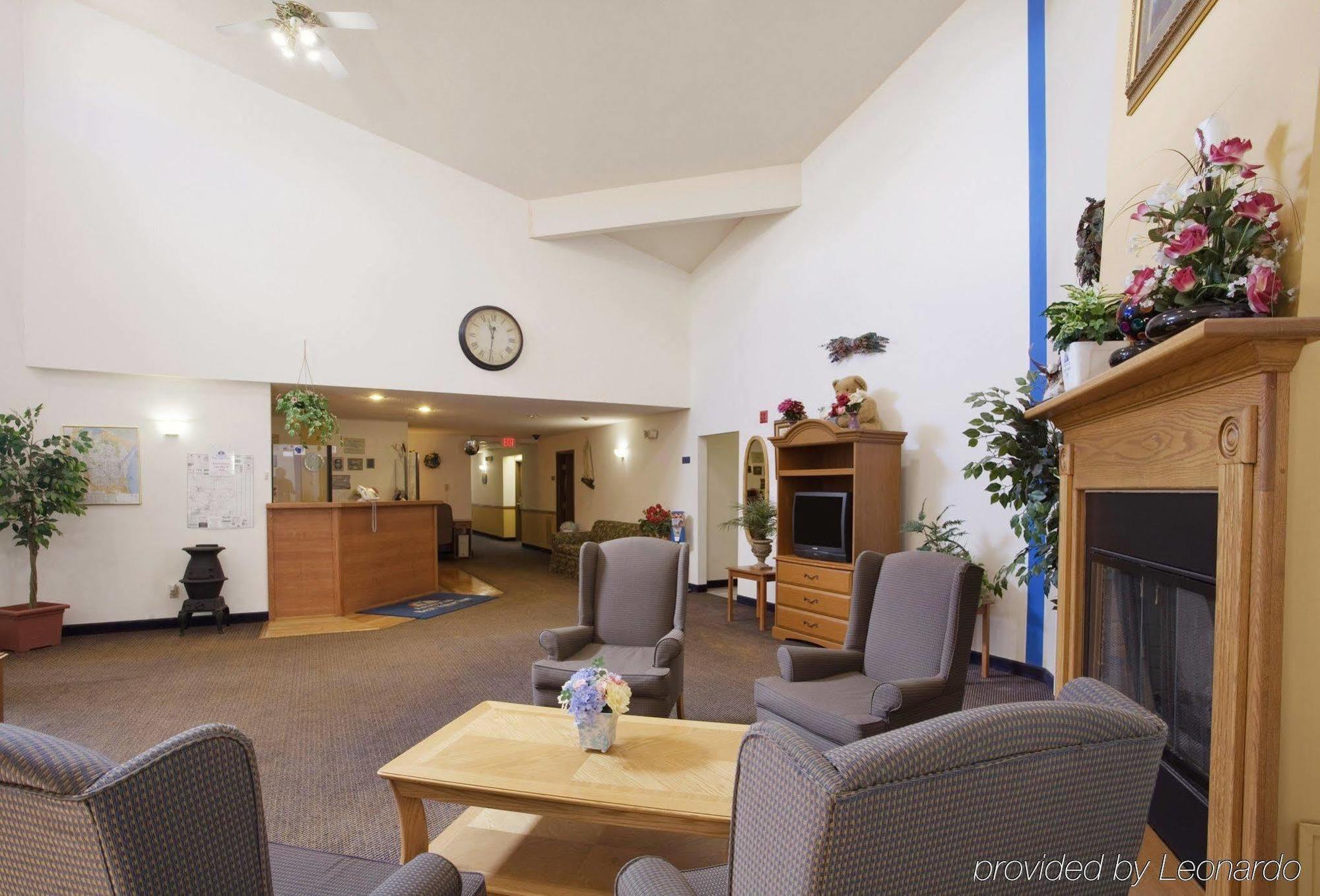Econo Lodge Lake Mills Buitenkant foto