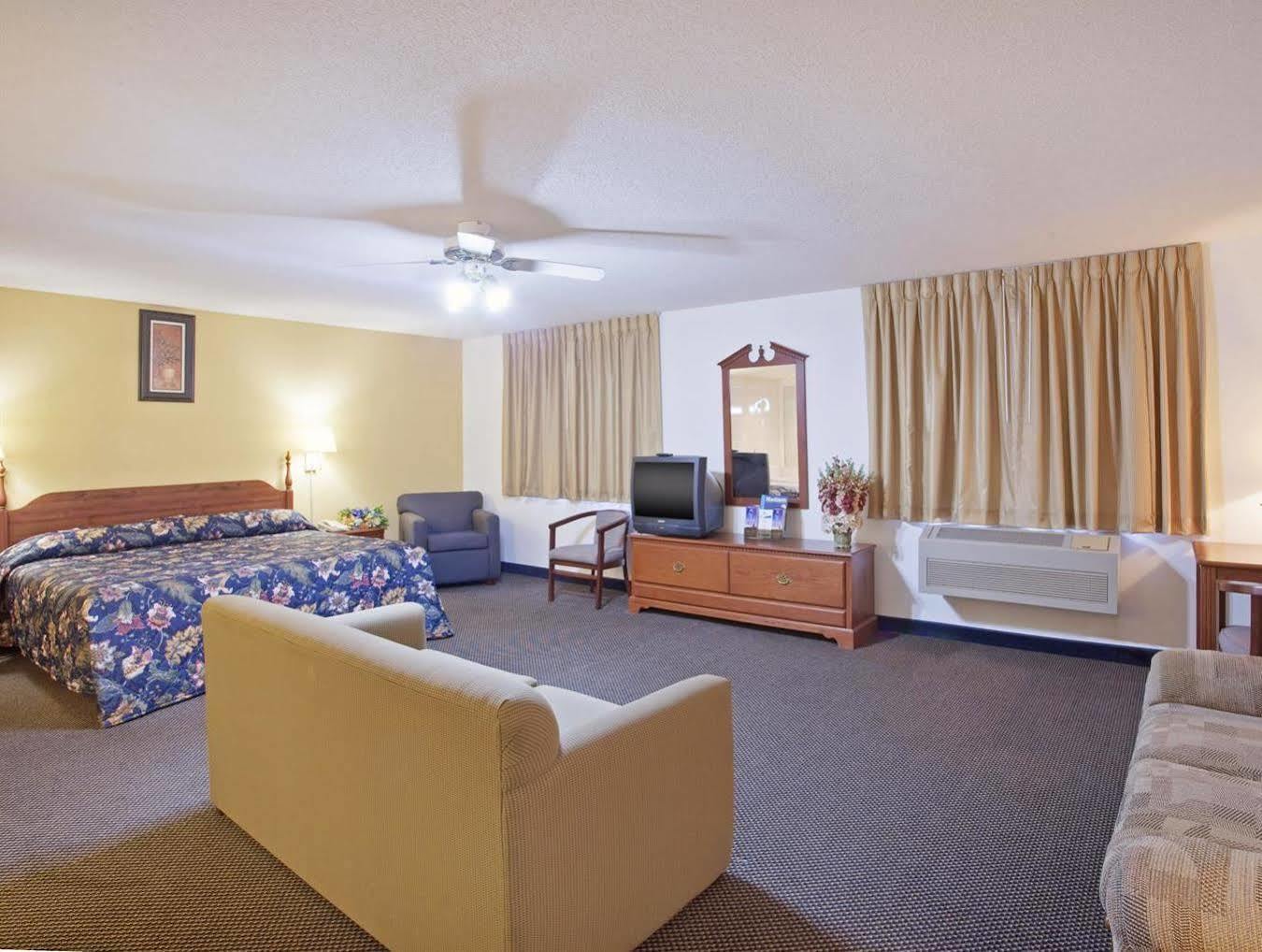 Econo Lodge Lake Mills Buitenkant foto