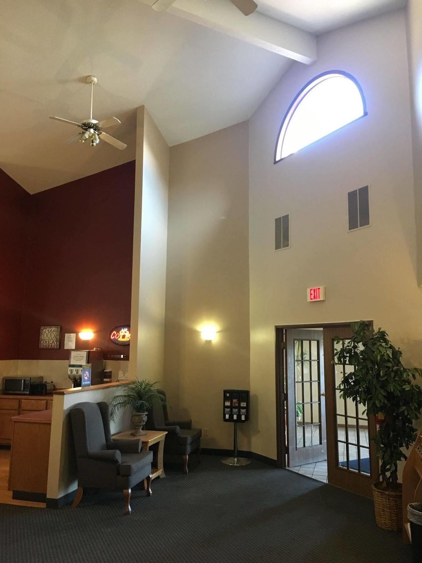 Econo Lodge Lake Mills Buitenkant foto