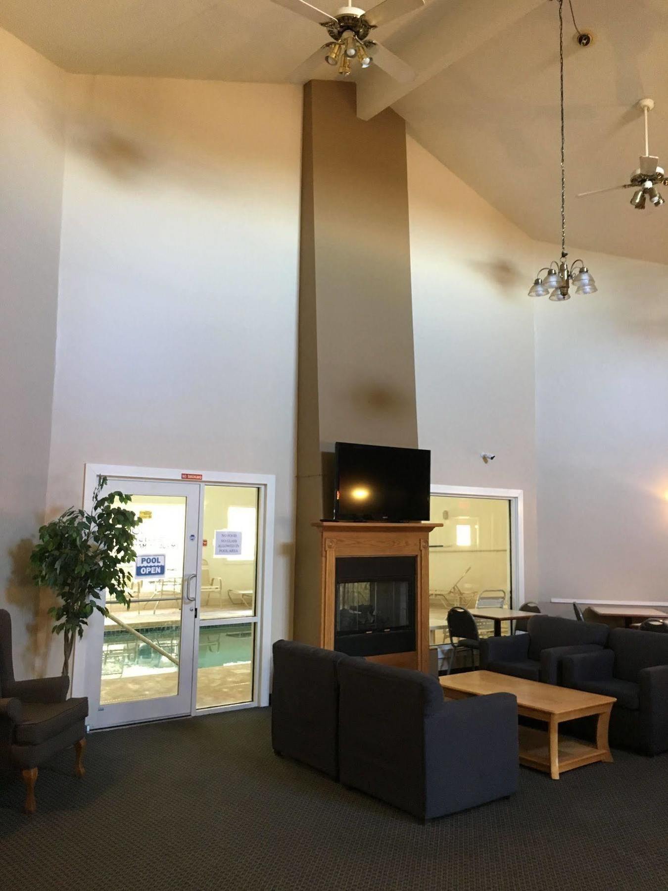 Econo Lodge Lake Mills Buitenkant foto