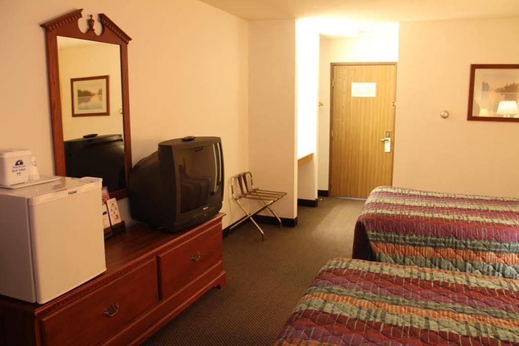 Econo Lodge Lake Mills Buitenkant foto