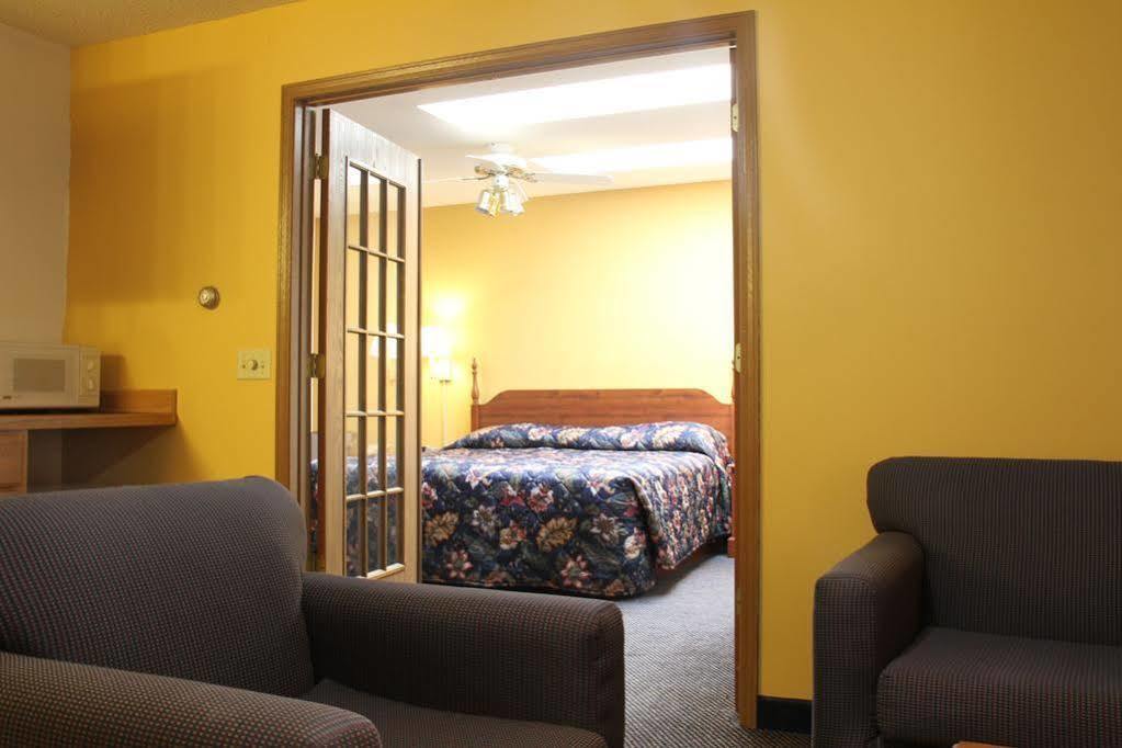 Econo Lodge Lake Mills Buitenkant foto