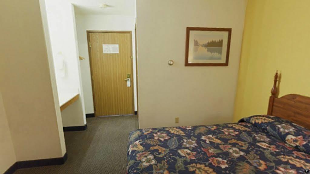 Econo Lodge Lake Mills Buitenkant foto