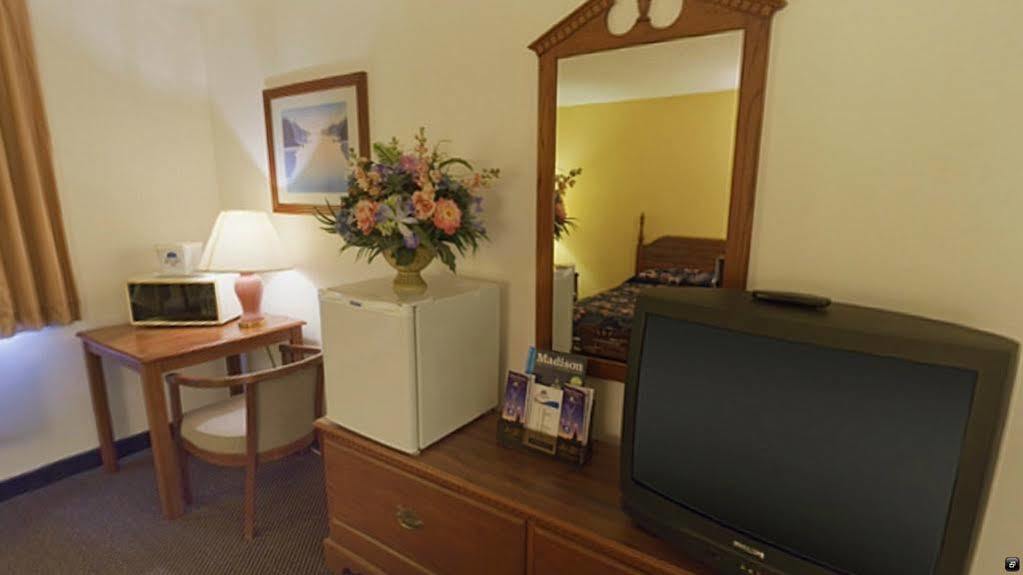 Econo Lodge Lake Mills Buitenkant foto
