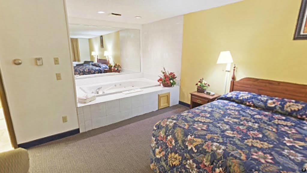 Econo Lodge Lake Mills Buitenkant foto