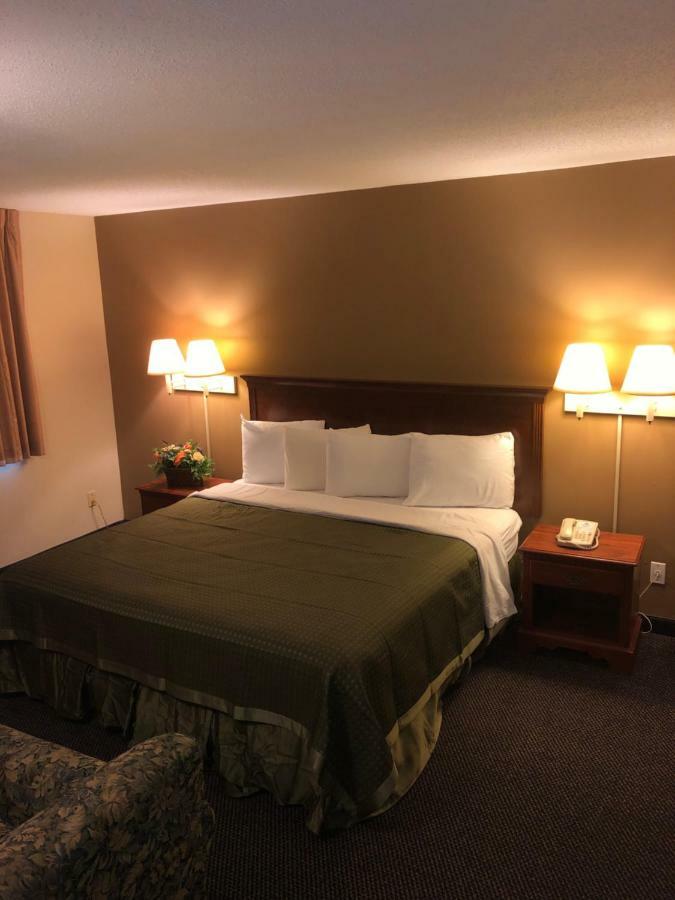 Econo Lodge Lake Mills Buitenkant foto